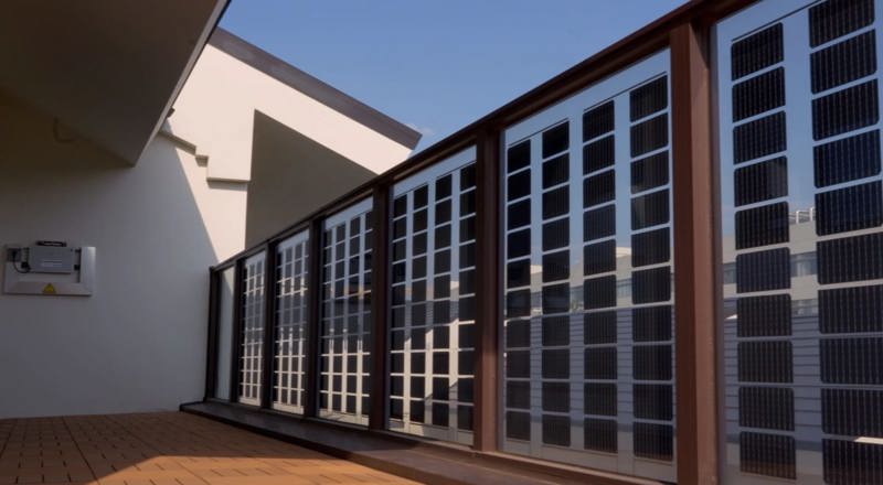 Varanda com painel solar no vidro gera ganhos econômicos